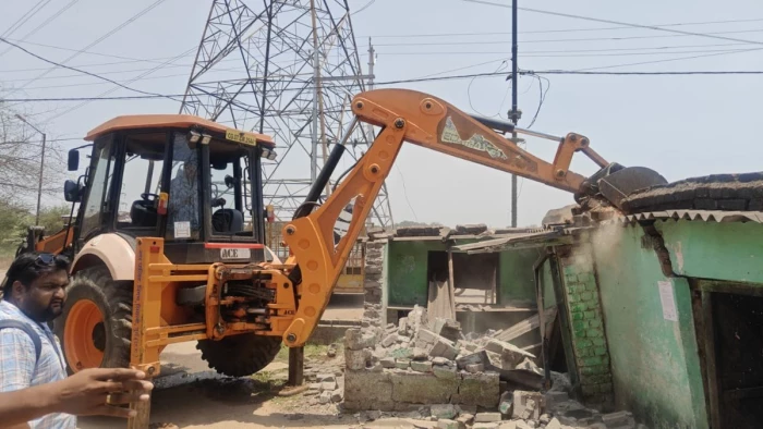 भिलाई में रेप आरोपी के घर पर चला बुलडोजर, अवैध निर्माण ढहाया गया