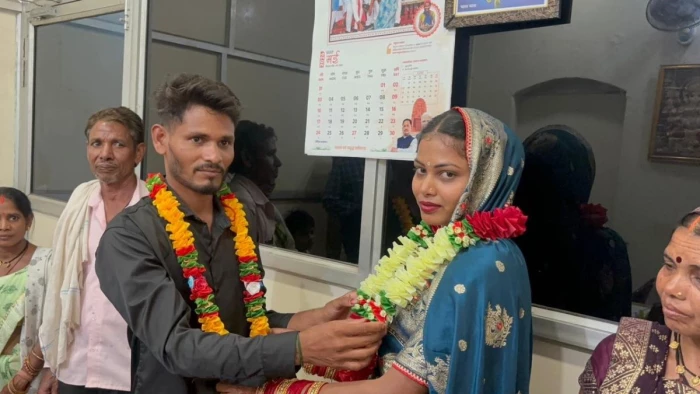 14 दिनों में दो बार दूल्हा-दुल्हन बने प्रेमी जोड़े, कोर्ट मैरिज के दिन कलेक्ट्रेट में मचा अनोखा माहौल