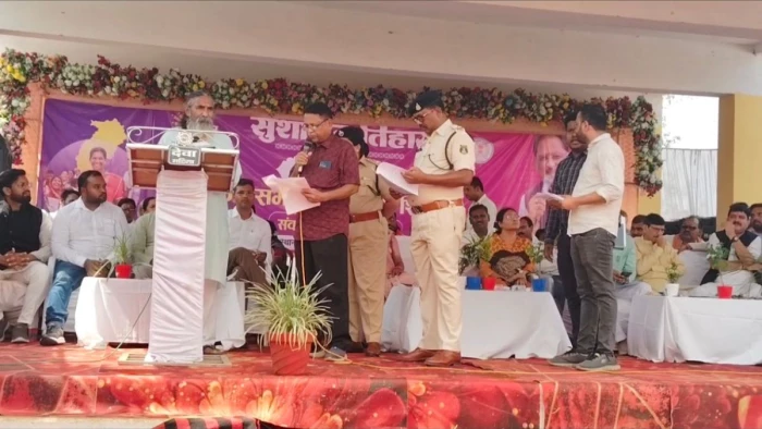 सुशासन तिहार में सांसद भोजराज नाग का फूटा गुस्सा, अधिकारियों को मंच से लगाई फटकार