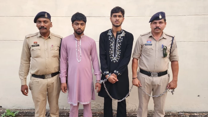 चेकिंग के दौरान आरक्षक को वाहन से कुचलने की कोशिश, आरोपी चालक फरार