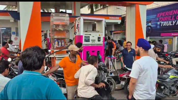 पेट्रोल-डीजल की कीमतों में बड़ा उछाल, आम जनता पर बढ़ा महंगाई का बोझ