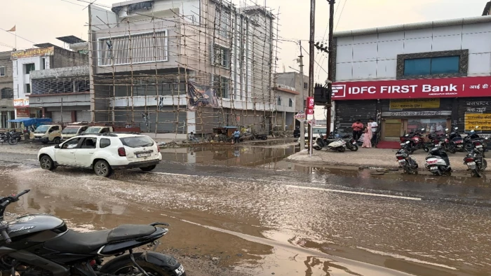 बेमौसम बारिश ने खोली निर्माण कार्यों की पोल, डिप्टी सीएम आवास के पास NH-43 बना तालाब