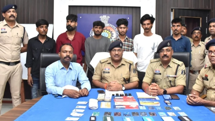 फर्जी WhatsApp DP लगाकर 20 लाख की ठगी, दुर्ग पुलिस ने राजस्थान के छह आरोपितों को दबोचा
