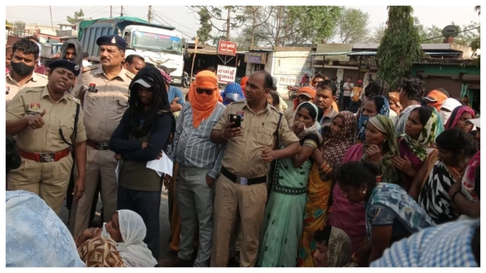 जमीन विवाद से परेशान वृद्ध ने खाया जहर, मौत के बाद ग्रामीणों ने किया चक्काजाम