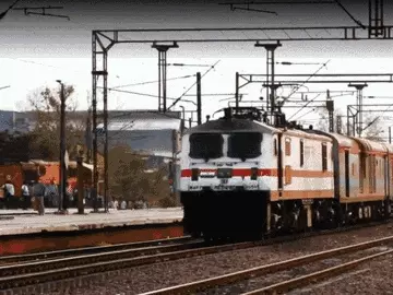 जून में रेलवे यात्रियों को बड़ा झटका: 77 ट्रेनें रद्द, 7 राज्यों की यात्रा प्रभावित