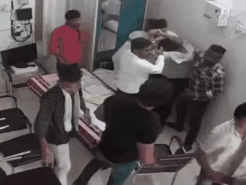 सीएमओ ऑफिस में मारपीट का VIDEO वायरल, अकाउंटेंट और इंजीनियर के बीच जमकर विवाद
