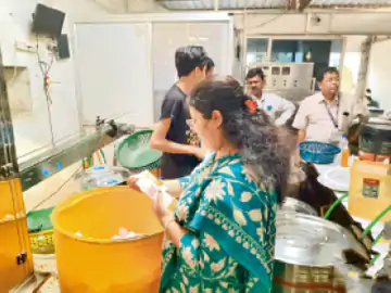 रायपुर में सड़े-गले खाद्य पदार्थों पर कार्रवाई, 12 से ज्यादा दुकानों पर छापा