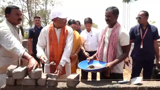 जशपुर दौरे पर CM साय ने PM आवास का किया निरीक्षण, खुद रखी ईंट