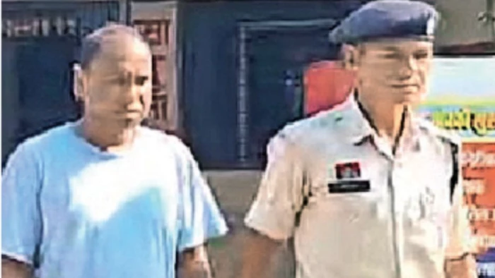 फर्जी आय प्रमाण पत्र बनाकर बेटी का कराया दाखिला, सरकारी शिक्षक गिरफ्तार
