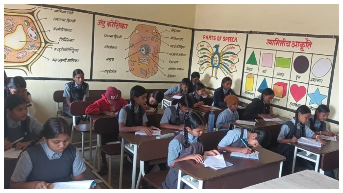 कोरबा में शिक्षा व्यवस्था पर संकट: 40 शिक्षक छात्रावासों में अटैच, 170 स्कूलों में एक शिक्षक के भरोसे पढ़ाई
