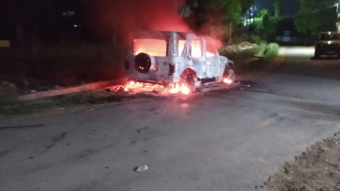 आधी रात नई थार में लगाई आग, पेट्रोल छिड़ककर फरार हुए नकाबपोश बदमाश