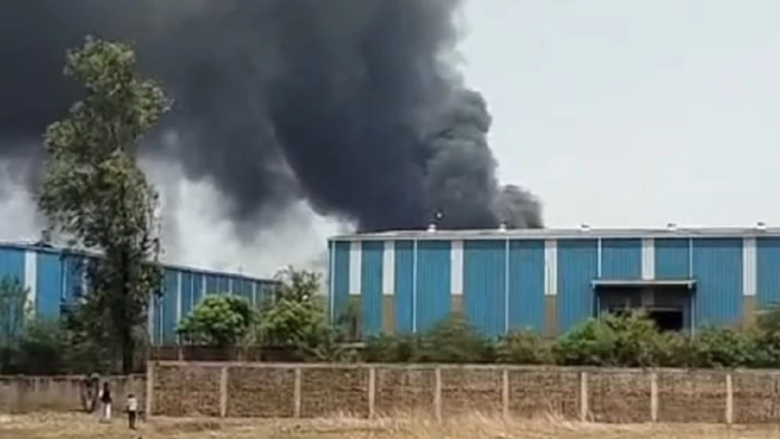 उरला औद्योगिक क्षेत्र की फैक्ट्री में भीषण आग, धुएं के गुबार से घिरा रायपुर