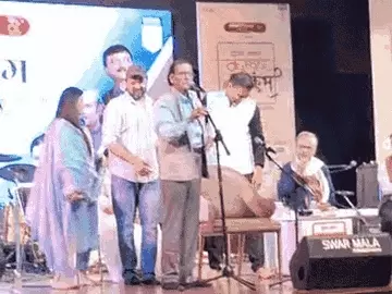 रायपुर में सजा काव्यकुंभ, वसीम बरेलवी और मम्मे खान ने बांधा समां