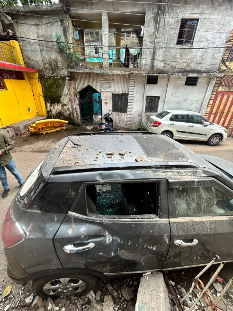 सिंधु भवन में चोरी की फिराक में पहुंचा शातिर चोर, पकड़े जाने के डर से छज्जे से लगाई छलांग, XUV 300 पर गिरा मलबा वाहन बुरी तरह क्षतिग्रस्त लोगों ने दबोचकर किया पुलिस के हवाले*