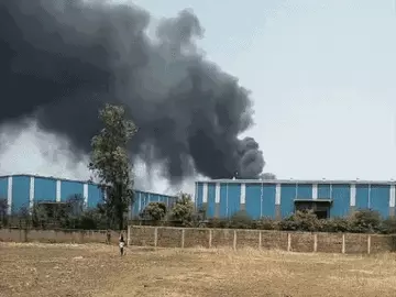 रायपुर के ऑयल फैक्ट्री में भीषण आग, आसमान में उठे धुएं के गुबार से मची अफरा-तफरी